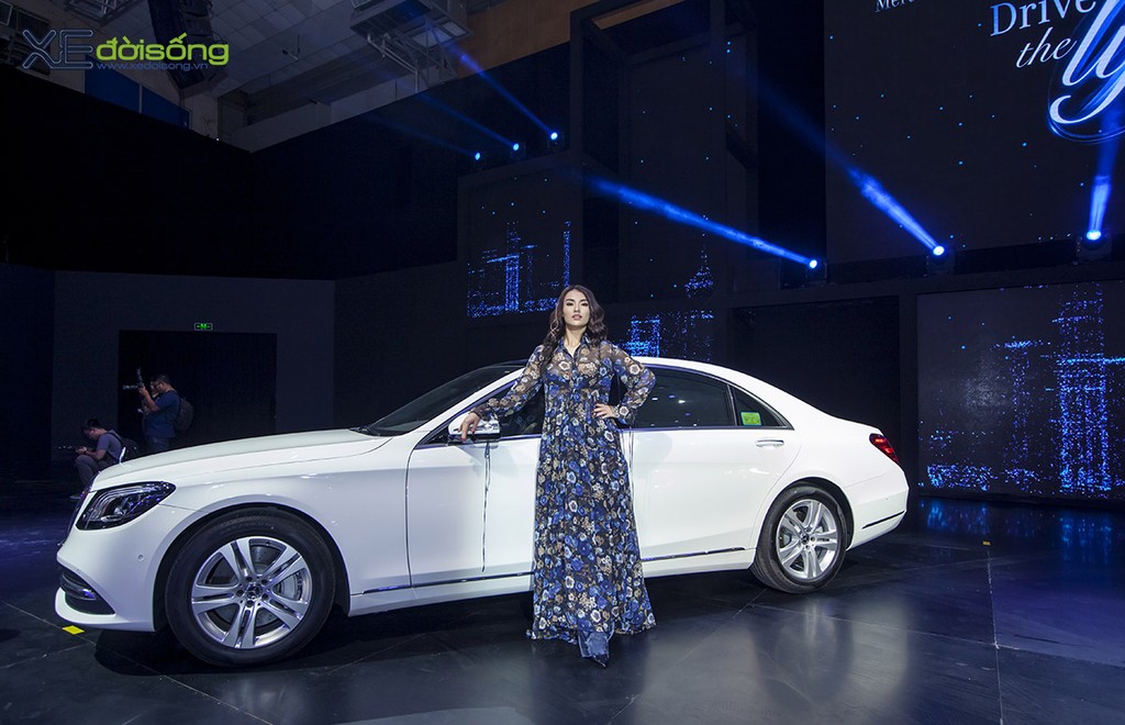 Dàn mỹ nữ khoe sắc bên xe Mercedes-Benz, diện BST Romance của NTK Adrian Anh Tuấn  ảnh 3