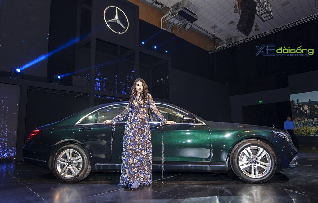 Dàn mỹ nữ khoe sắc bên xe Mercedes-Benz, diện BST Romance của NTK Adrian Anh Tuấn  ảnh 4