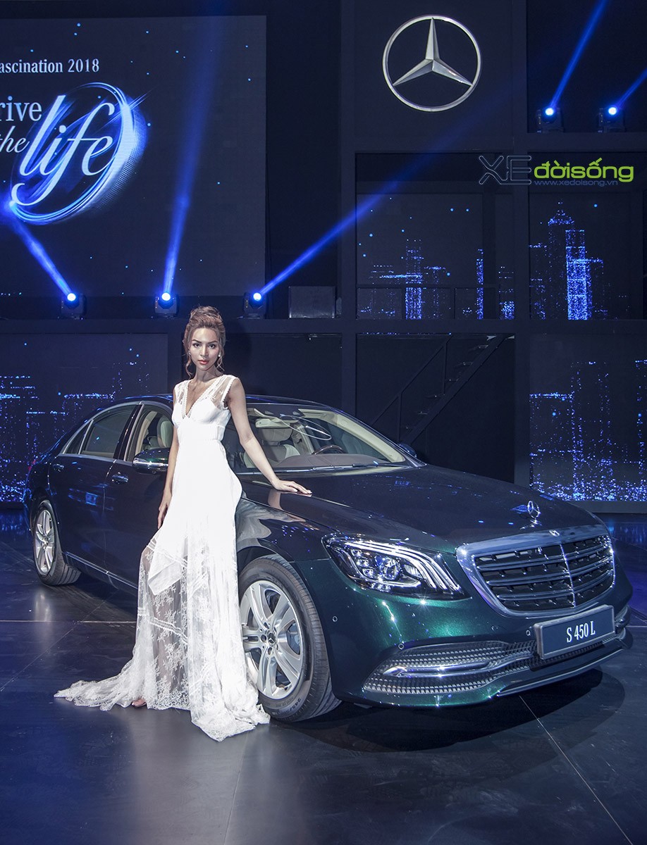 Dàn mỹ nữ khoe sắc bên xe Mercedes-Benz, diện BST Romance của NTK Adrian Anh Tuấn  ảnh 10