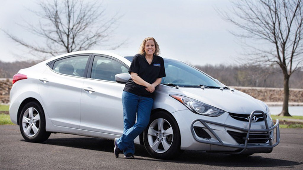 Lái xe gần 900km mỗi ngày và cán mốc 1,6 triệu km, người phụ nữ được Hyundai tặng xe ELANTRA mới ảnh 1