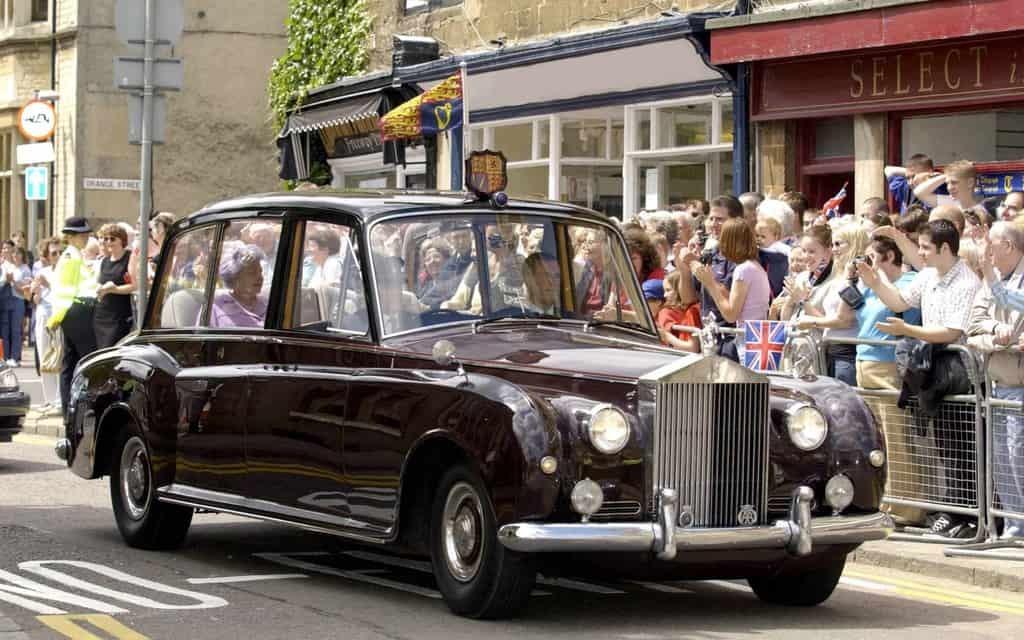 Nữ hoàng Anh Elizabeth II băng hà, để lại bộ sưu tập xe khiến nhiều dân chơi phải nể phục ảnh 3