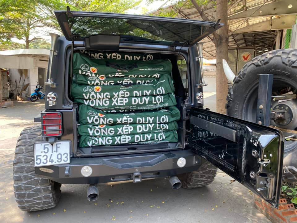 Ông chủ Võng xếp Duy Lợi lái “Jeep Vương” chở đồ từ thiện ủng hộ chống dịch Covid-19 ảnh 2