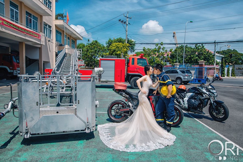 Độc đáo bộ ảnh cưới cùng môtô 1000cc và xe cứu hỏa  ảnh 1