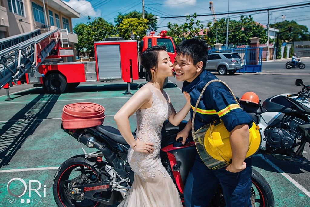 Độc đáo bộ ảnh cưới cùng môtô 1000cc và xe cứu hỏa  ảnh 2