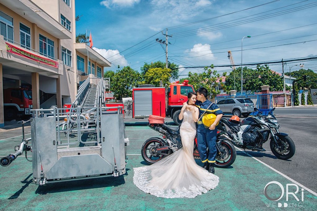 Độc đáo bộ ảnh cưới cùng môtô 1000cc và xe cứu hỏa  ảnh 4