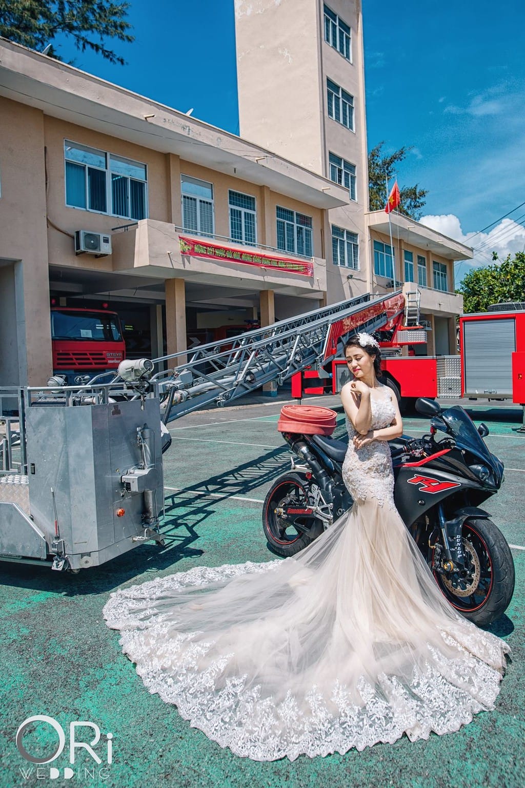 Độc đáo bộ ảnh cưới cùng môtô 1000cc và xe cứu hỏa  ảnh 5