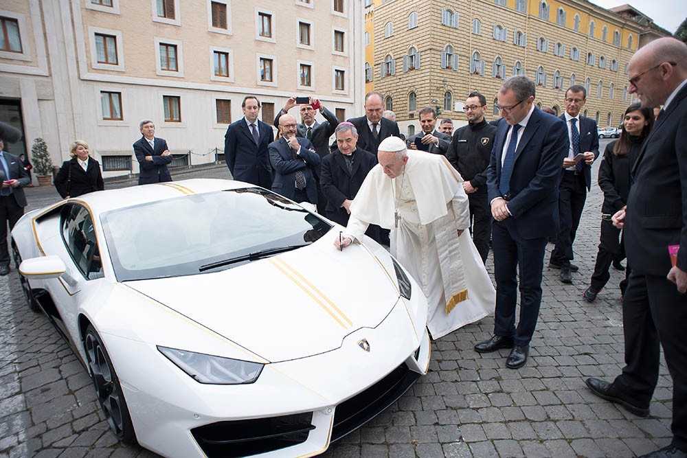 Hàng độc Lamborghini Huracan của Giáo Hoàng chốt giá hơn 19 tỷ đồng ảnh 2