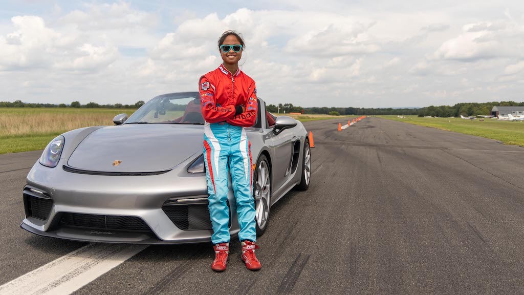 Cầm lái Porsche 718 Spyder, một cô bé 16 tuổi đã lập Kỷ lục Guinness mới ảnh 1