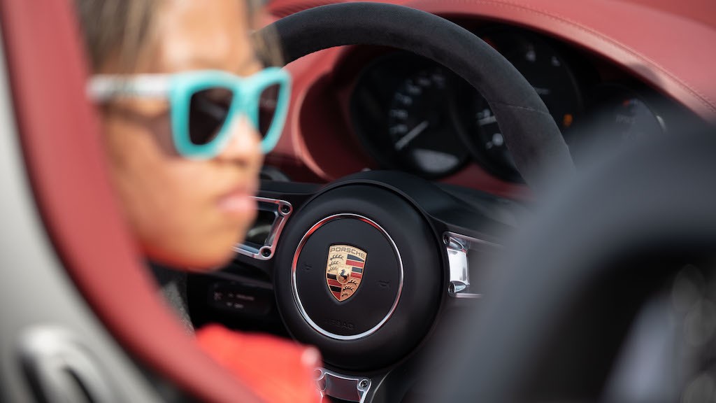 Cầm lái Porsche 718 Spyder, một cô bé 16 tuổi đã lập Kỷ lục Guinness mới ảnh 2