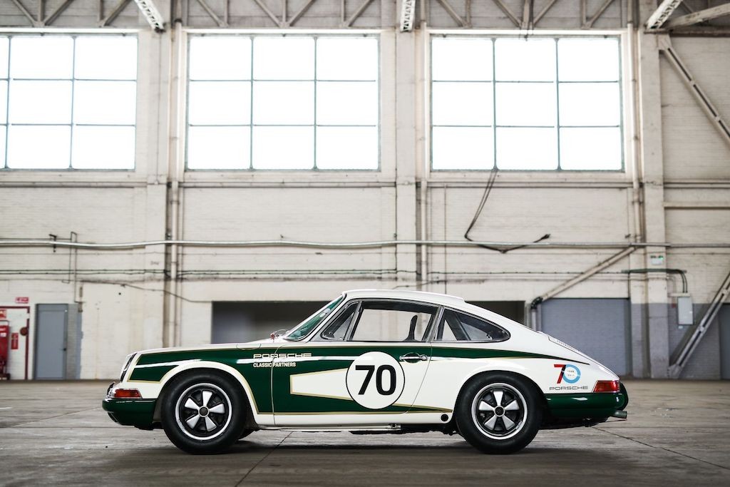 Soi Porsche 911 cổ được “giật mới” mừng sinh nhật 70 tuổi ảnh 2