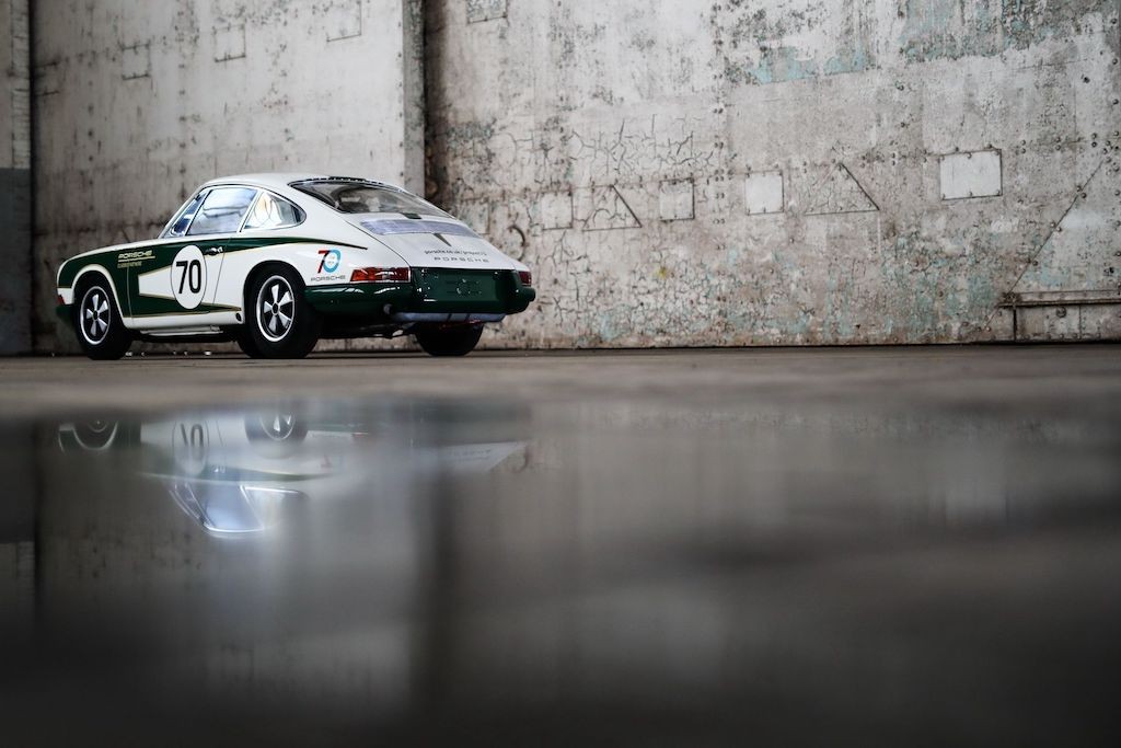 Soi Porsche 911 cổ được “giật mới” mừng sinh nhật 70 tuổi ảnh 9