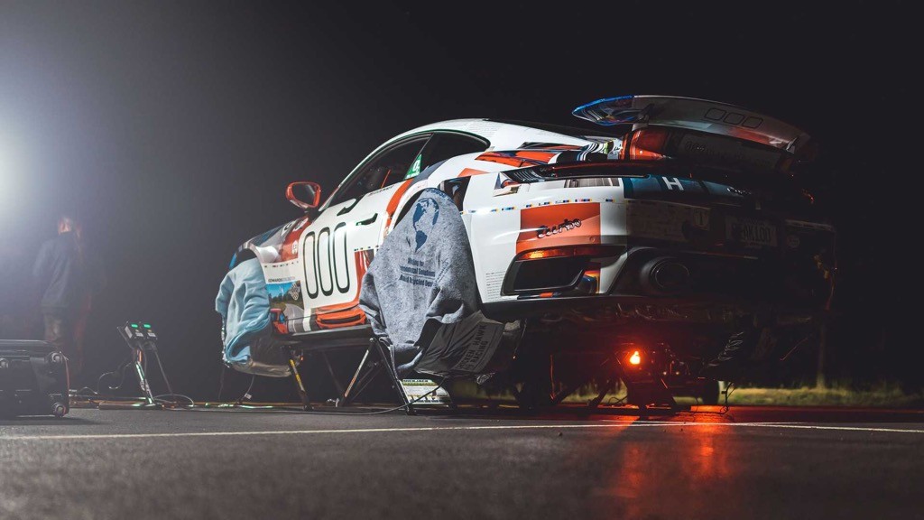 “Gà nhà đá nhau“: Bentley lập kỷ lục tại Pikes Peak, Porsche hạ gục bằng 911 Turbo S ảnh 2