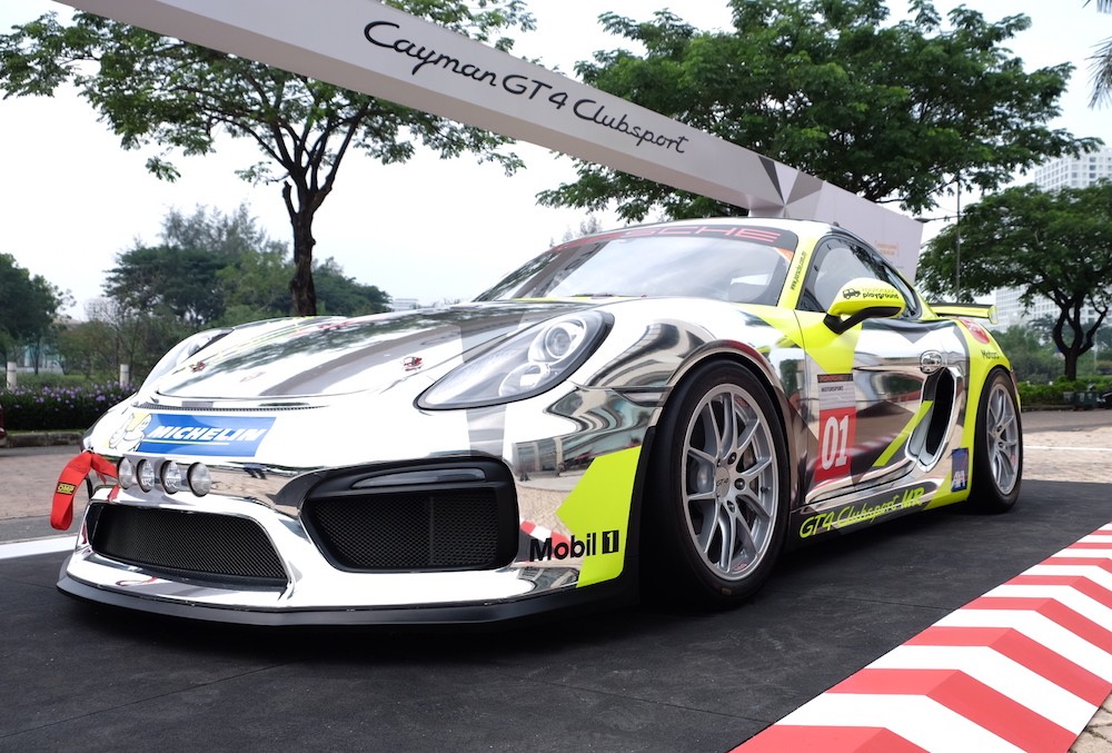 Cận cảnh xe đua Porsche Cayman GT4 Clubsport tại Việt Nam ảnh 1