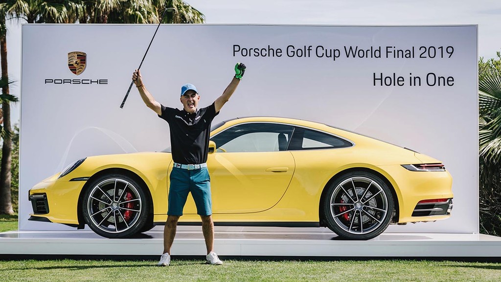 Cú Hole-in-one thần sầu giúp golfer 56 tuổi ẵm ngay Porsche 911 Carrera S mới cứng ảnh 1