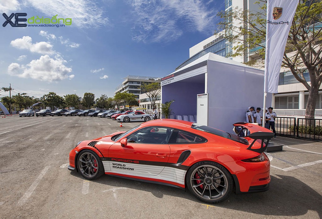 Lái thử siêu xe tại Porsche World Roadshow ở Sài Gòn ảnh 3