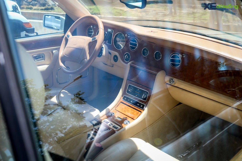 Khám phá xe siêu sang mui trần Rolls-Royce Corniche: “toà thành” cổ giữa rừng núi Tây Nguyên ảnh 5