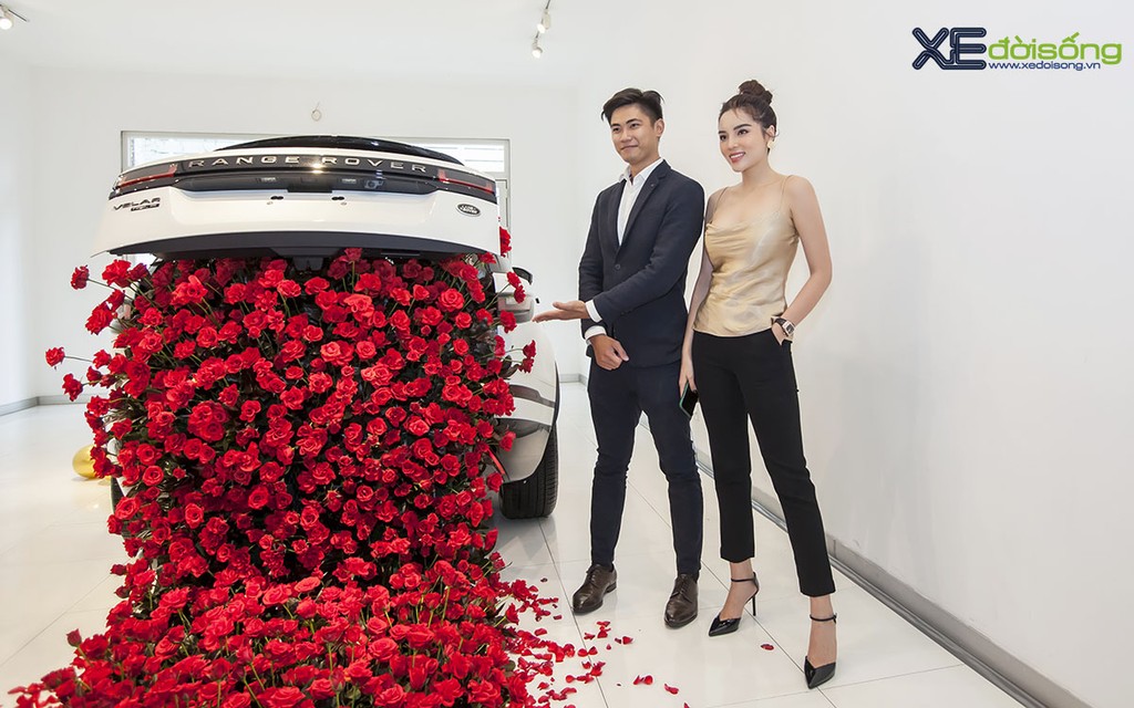 Hoa hậu Kỳ Duyên tậu SUV sang Range Rover Velar hơn 5 tỷ, chở theo cả ngàn bông hồng ảnh 6