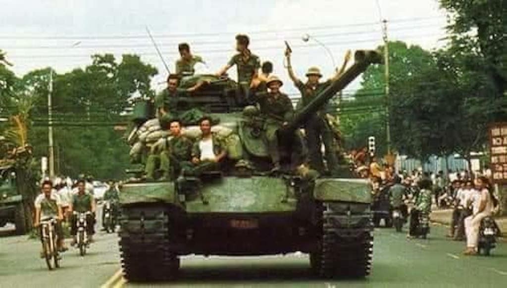 Xem dân miền Nam nô nức tràn ra đường ăn mừng quân Giải Phóng tiến vào Sài Gòn ngày 30/4/1975 ảnh 1