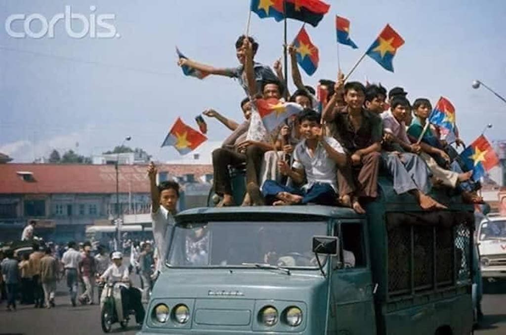 Xem dân miền Nam nô nức tràn ra đường ăn mừng quân Giải Phóng tiến vào Sài Gòn ngày 30/4/1975 ảnh 2