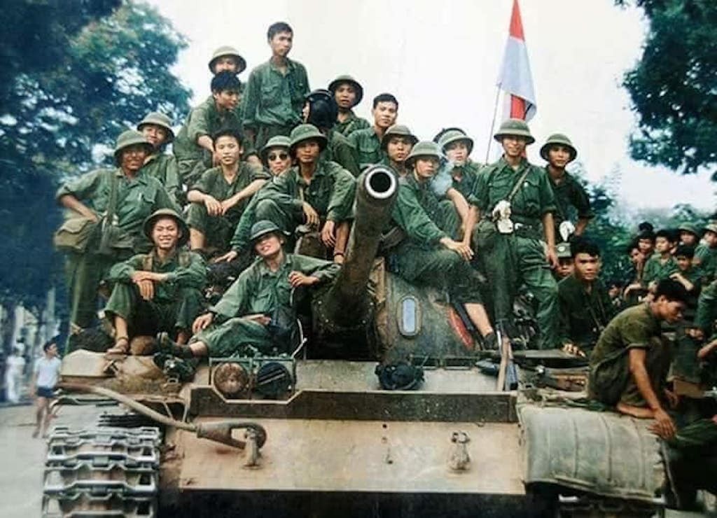 Xem dân miền Nam nô nức tràn ra đường ăn mừng quân Giải Phóng tiến vào Sài Gòn ngày 30/4/1975 ảnh 3