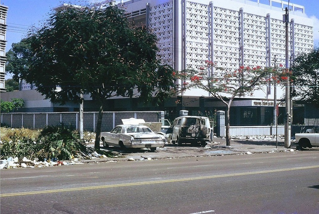Chùm ảnh: dàn xe cổ “bơ vơ” trên đường phố Sài Gòn sau khi người Mỹ tháo chạy khỏi Việt Nam ngày 30/4/1975 ảnh 3