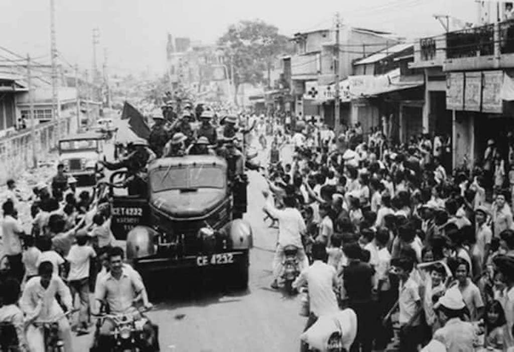 Xem dân miền Nam nô nức tràn ra đường ăn mừng quân Giải Phóng tiến vào Sài Gòn ngày 30/4/1975 ảnh 4