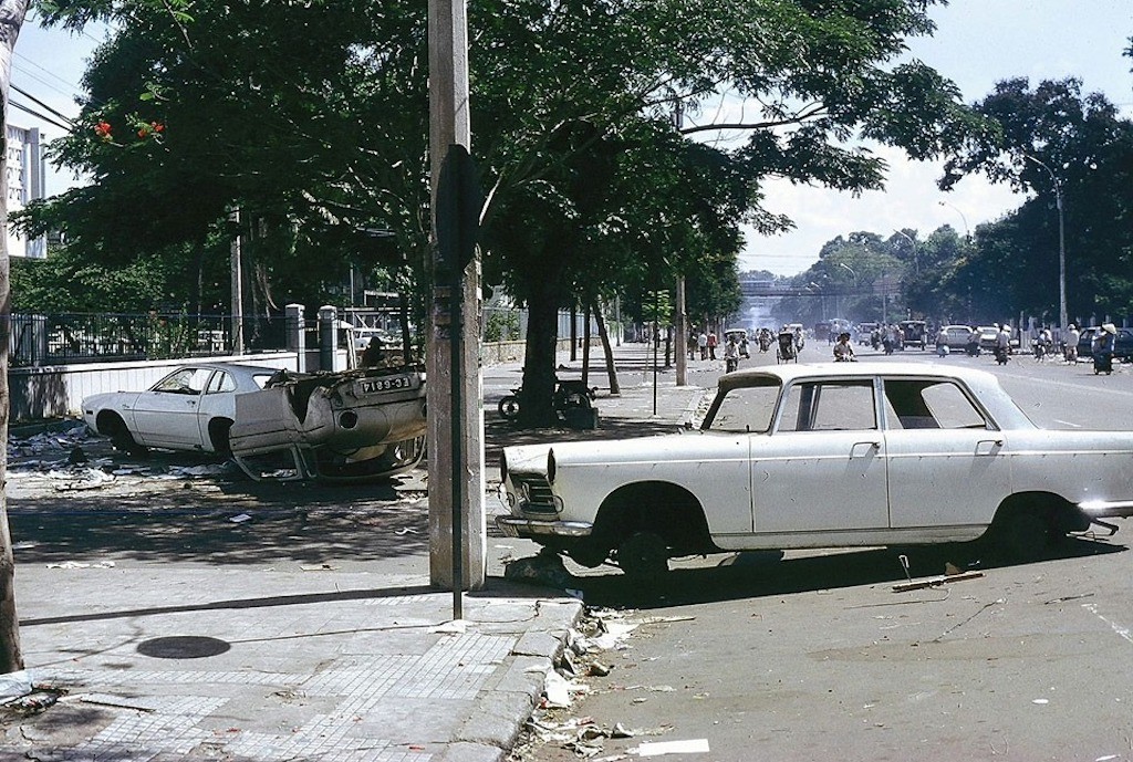 Chùm ảnh: dàn xe cổ “bơ vơ” trên đường phố Sài Gòn sau khi người Mỹ tháo chạy khỏi Việt Nam ngày 30/4/1975 ảnh 4