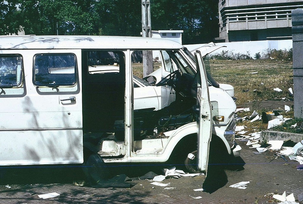 Chùm ảnh: dàn xe cổ “bơ vơ” trên đường phố Sài Gòn sau khi người Mỹ tháo chạy khỏi Việt Nam ngày 30/4/1975 ảnh 5