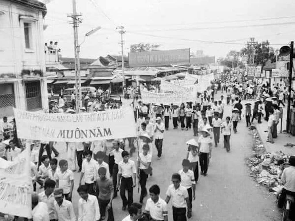 Xem dân miền Nam nô nức tràn ra đường ăn mừng quân Giải Phóng tiến vào Sài Gòn ngày 30/4/1975 ảnh 6