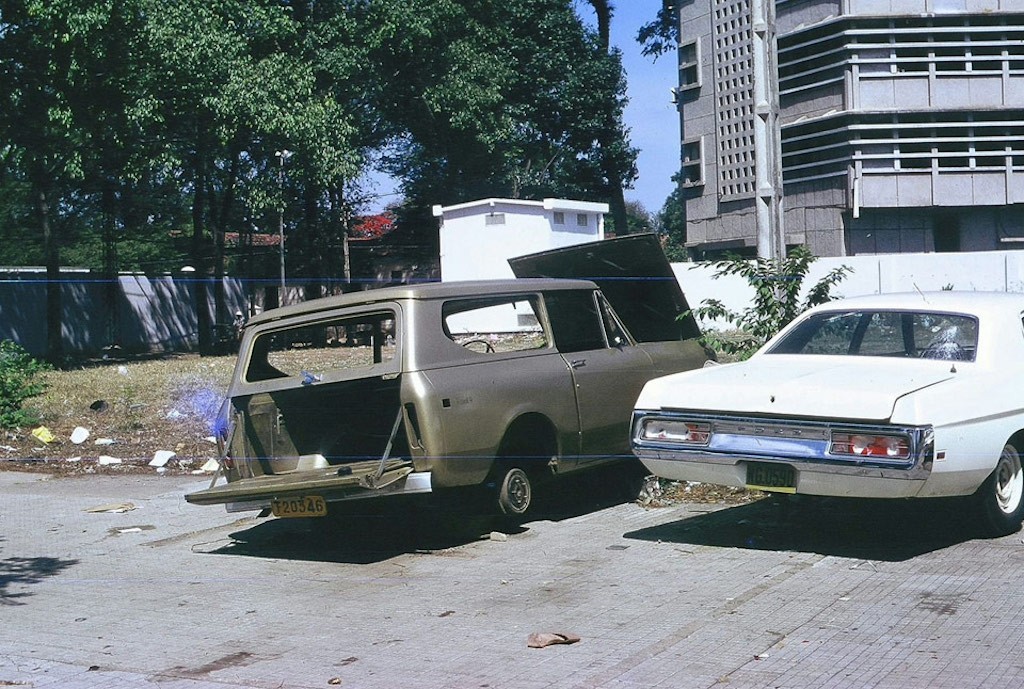 Chùm ảnh: dàn xe cổ “bơ vơ” trên đường phố Sài Gòn sau khi người Mỹ tháo chạy khỏi Việt Nam ngày 30/4/1975 ảnh 6
