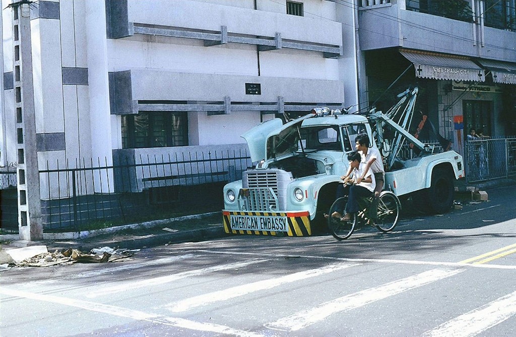 Chùm ảnh: dàn xe cổ “bơ vơ” trên đường phố Sài Gòn sau khi người Mỹ tháo chạy khỏi Việt Nam ngày 30/4/1975 ảnh 7