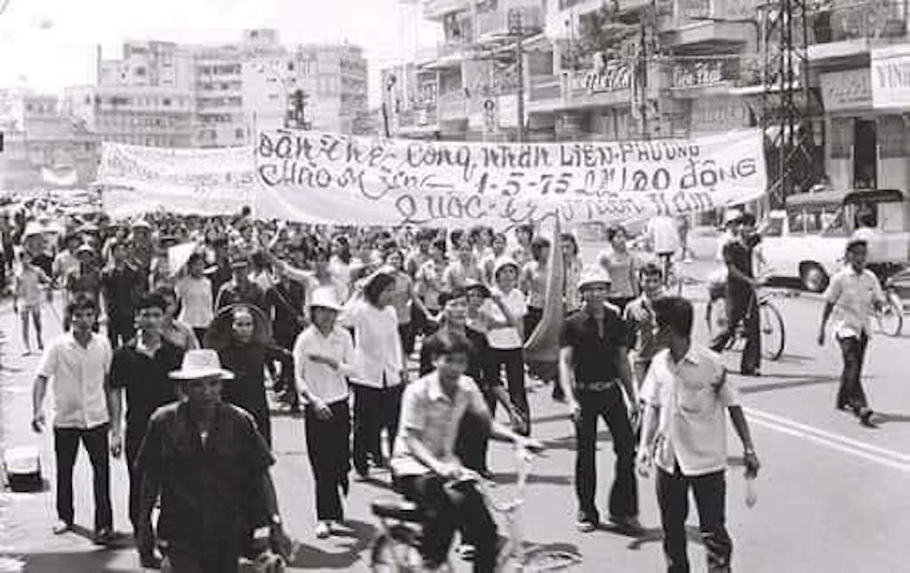 Xem dân miền Nam nô nức tràn ra đường ăn mừng quân Giải Phóng tiến vào Sài Gòn ngày 30/4/1975 ảnh 7