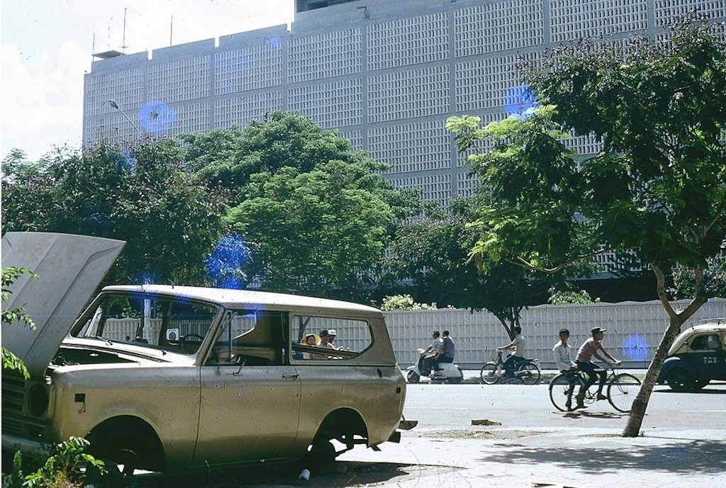 Chùm ảnh: dàn xe cổ “bơ vơ” trên đường phố Sài Gòn sau khi người Mỹ tháo chạy khỏi Việt Nam ngày 30/4/1975 ảnh 8