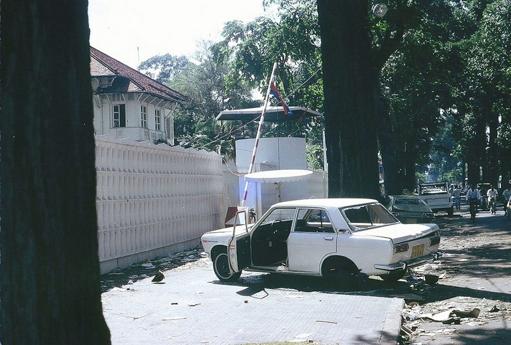 Chùm ảnh: dàn xe cổ “bơ vơ” trên đường phố Sài Gòn sau khi người Mỹ tháo chạy khỏi Việt Nam ngày 30/4/1975 ảnh 9