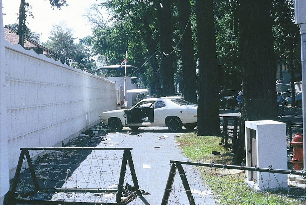 Chùm ảnh: dàn xe cổ “bơ vơ” trên đường phố Sài Gòn sau khi người Mỹ tháo chạy khỏi Việt Nam ngày 30/4/1975 ảnh 10