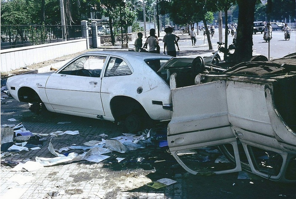 Chùm ảnh: dàn xe cổ “bơ vơ” trên đường phố Sài Gòn sau khi người Mỹ tháo chạy khỏi Việt Nam ngày 30/4/1975 ảnh 11
