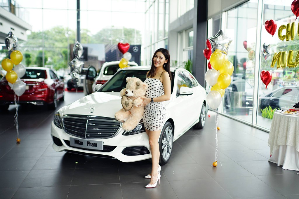 Hotgirl Milan Phạm tậu xế sang Mercedes-Benz C 250 giá hơn 1,7 tỉ đồng ảnh 2
