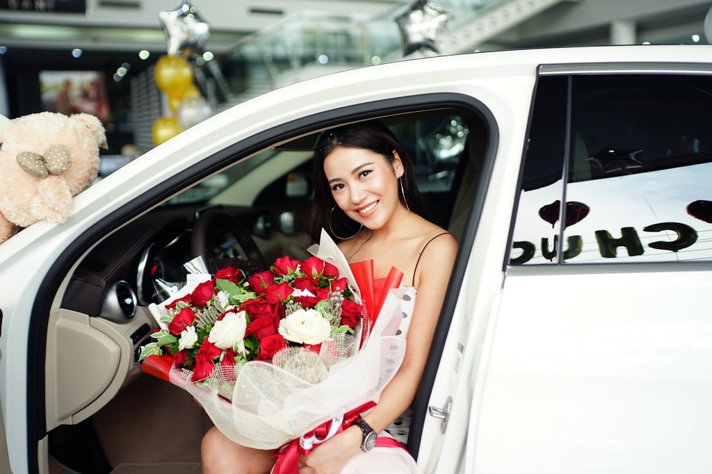 Hotgirl Milan Phạm tậu xế sang Mercedes-Benz C 250 giá hơn 1,7 tỉ đồng ảnh 6