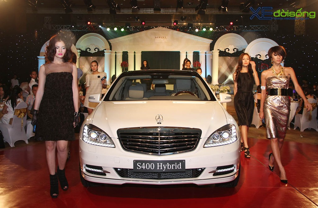 Vẻ đẹp một thời các Sao Việt đình đám bên Mercedes S400 Hybrid ảnh 2