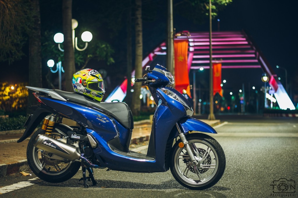 Honda SH300i 2017 của biker Việt lên nhiều đồ chơi giá trị ảnh 1