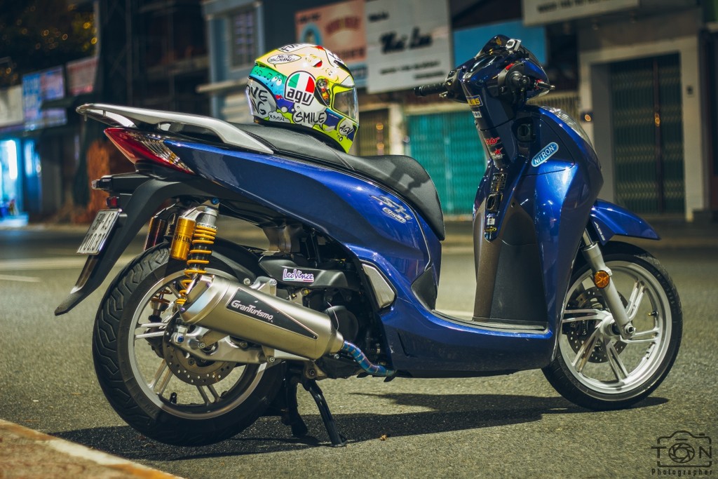 Honda SH300i 2017 của biker Việt lên nhiều đồ chơi giá trị ảnh 9