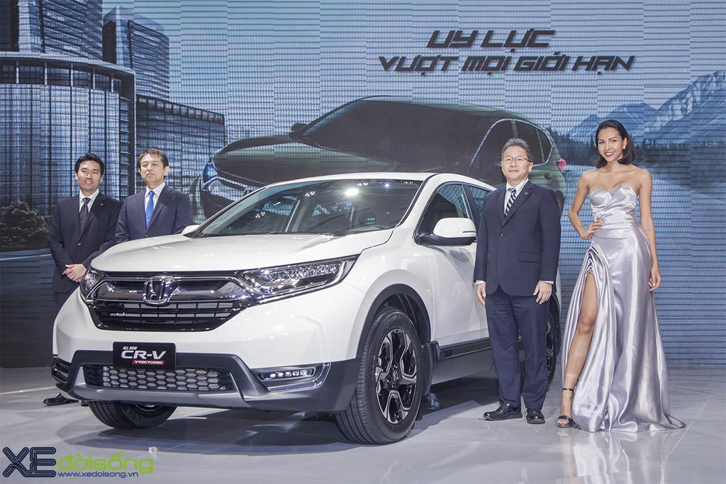 Siêu mẫu Minh Triệu sánh bước ra mắt Honda CR-V 2018 thế hệ mới ảnh 2