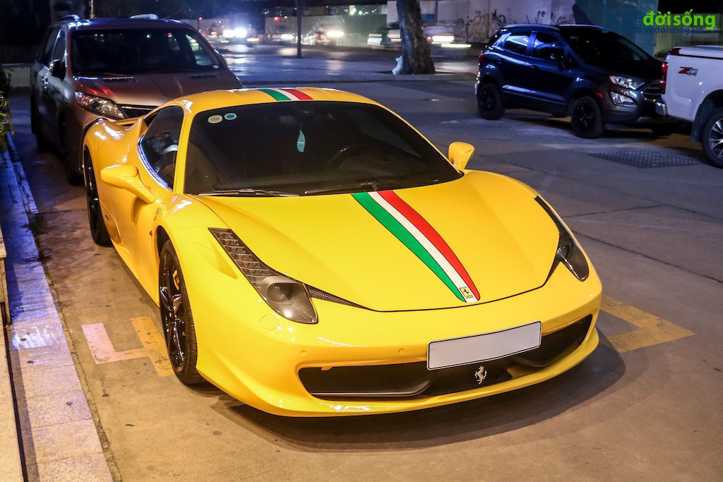 Bắt gặp Ferrari 458 Italia màu vàng “còn zin”, hiếm gặp trên phố Việt ảnh 12