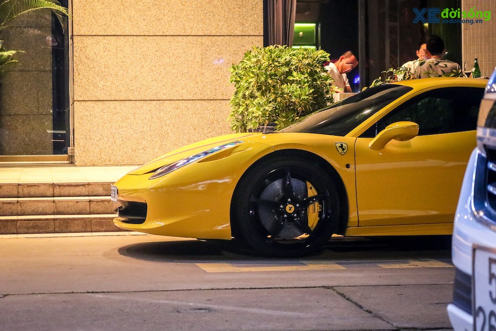 Bắt gặp Ferrari 458 Italia màu vàng “còn zin”, hiếm gặp trên phố Việt ảnh 3