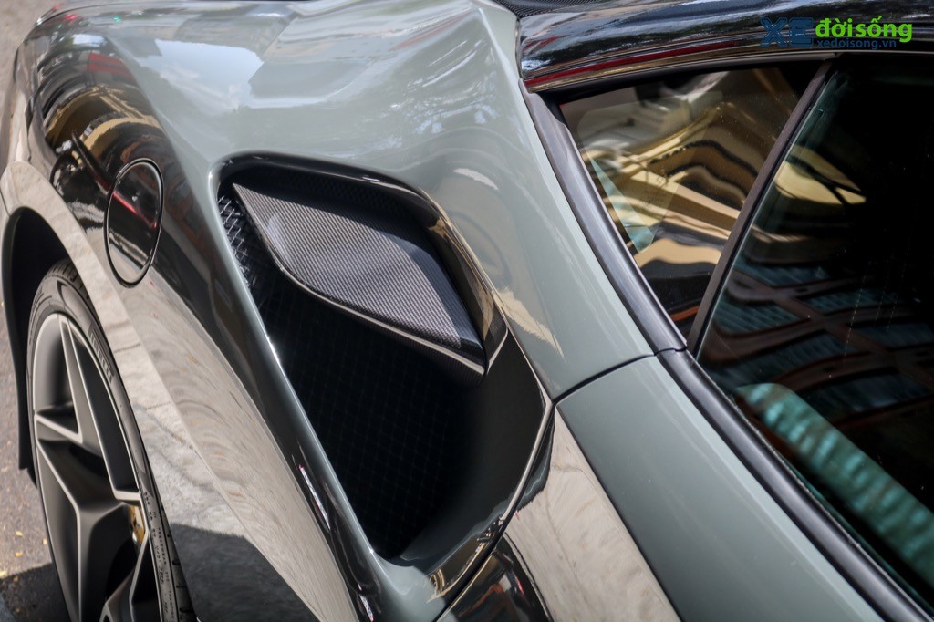 Chiêm ngưỡng siêu xe Ferrari F8 Tributo màu “xám xi măng” cực độc giữa lòng phố Việt ảnh 12