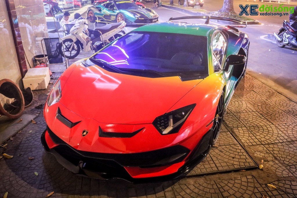 Ngắm nhìn siêu xe Lamborghini Aventador SVJ tại Việt Nam biến hình thành cầu vồng di động trong lớp áo mới ảnh 13