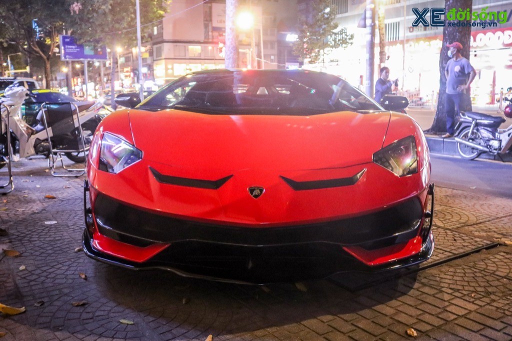 Nhóm thanh niên biến hình xế cổ thành siêu xe Lamborghini