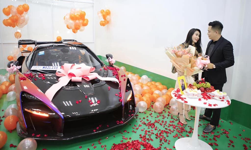 Đại gia Hoàng Kim Khánh lần đầu đưa “bom tấn” McLaren SENNA xuống phố Sài Gòn mừng sinh nhật vợ ảnh 2
