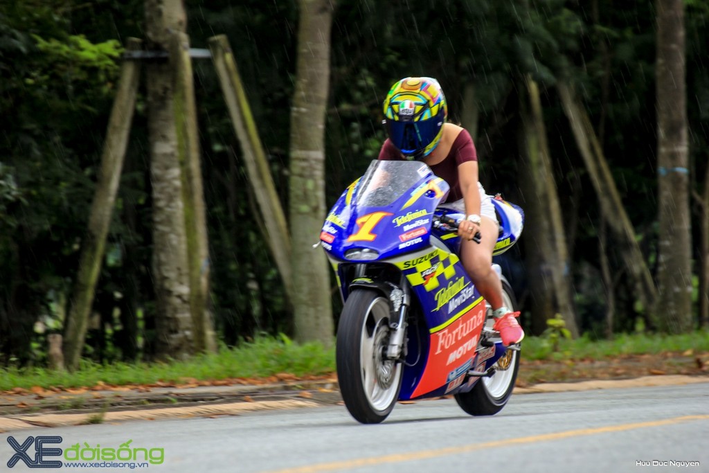 Suzuki RGV250 chất chơi bên nữ biker Bình Dương cá tính ảnh 15