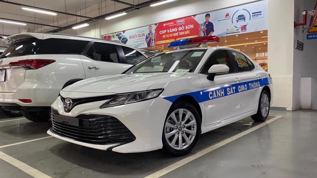 Toyota Camry thế hệ mới trở thành xe Cảnh sát giao thông tại Việt Nam, nhiều điểm khác biệt bản “dân thường“ ảnh 1